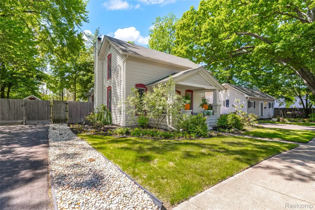 406 E Sherman Street Holly Village MI 48442