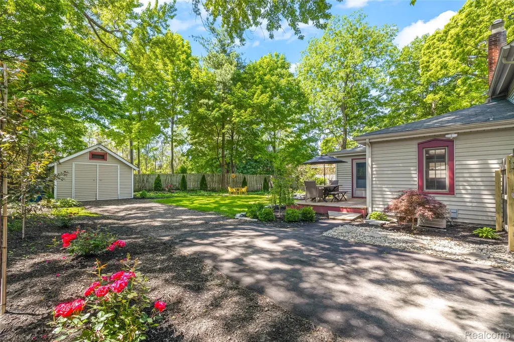 406 E Sherman Street Holly Village MI 48442