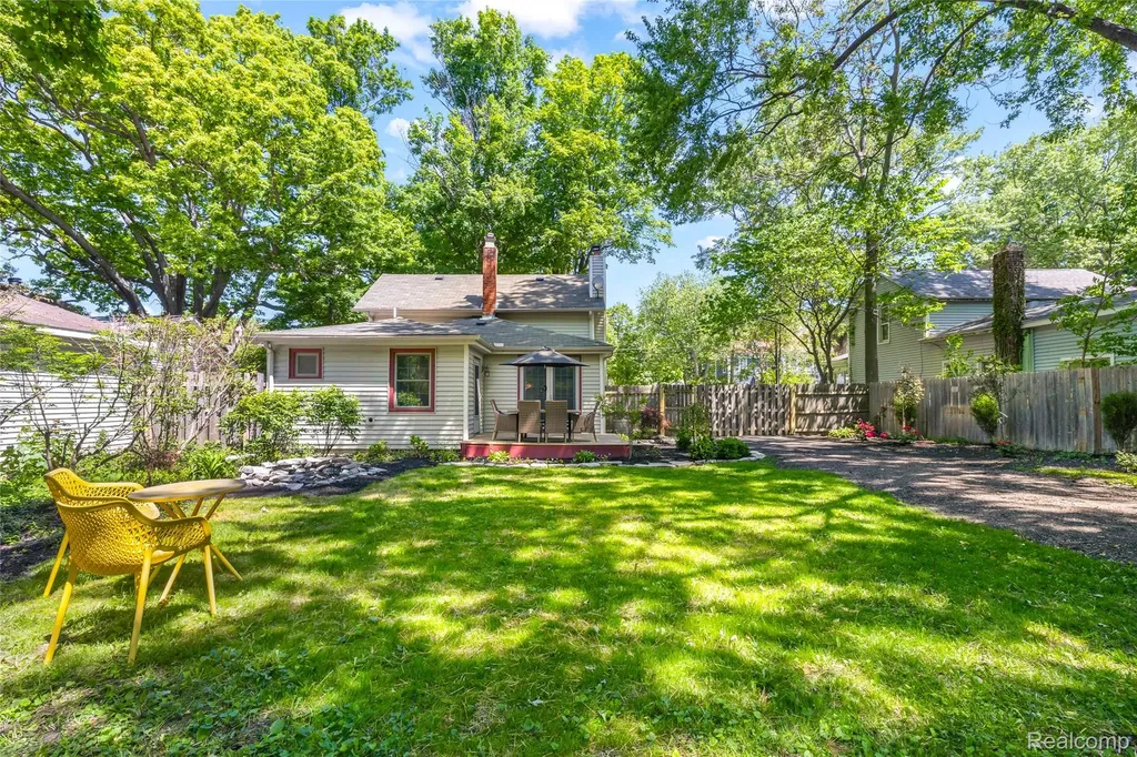 406 E Sherman Street Holly Village MI 48442