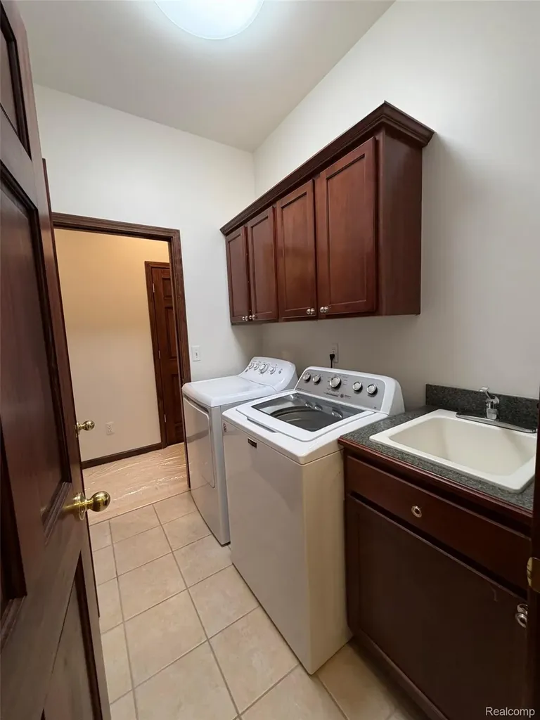 1143 Brewster Road Rochester City MI 48306