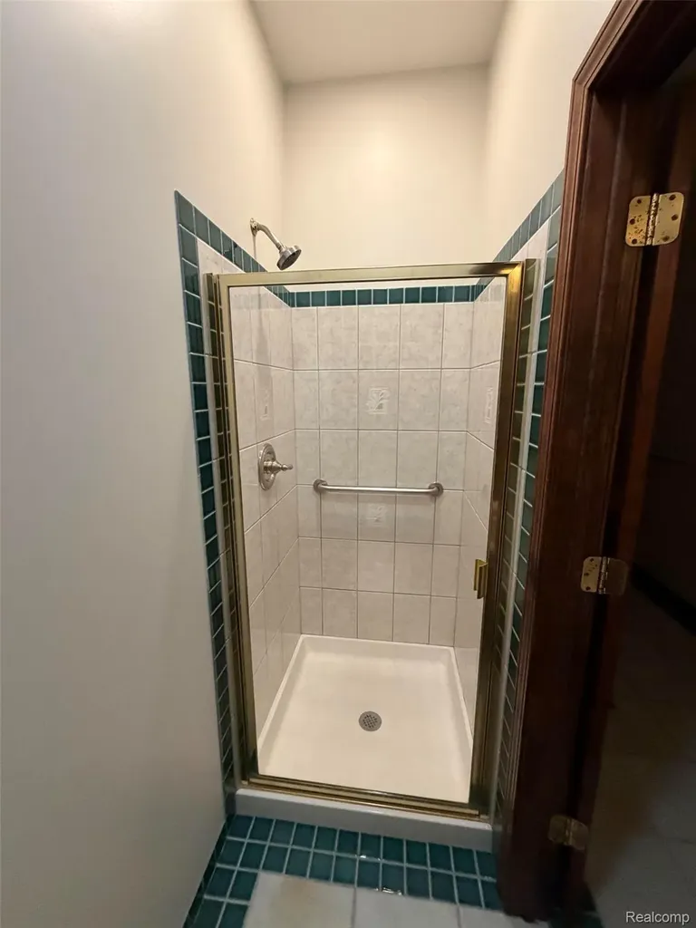 1143 Brewster Road Rochester City MI 48306