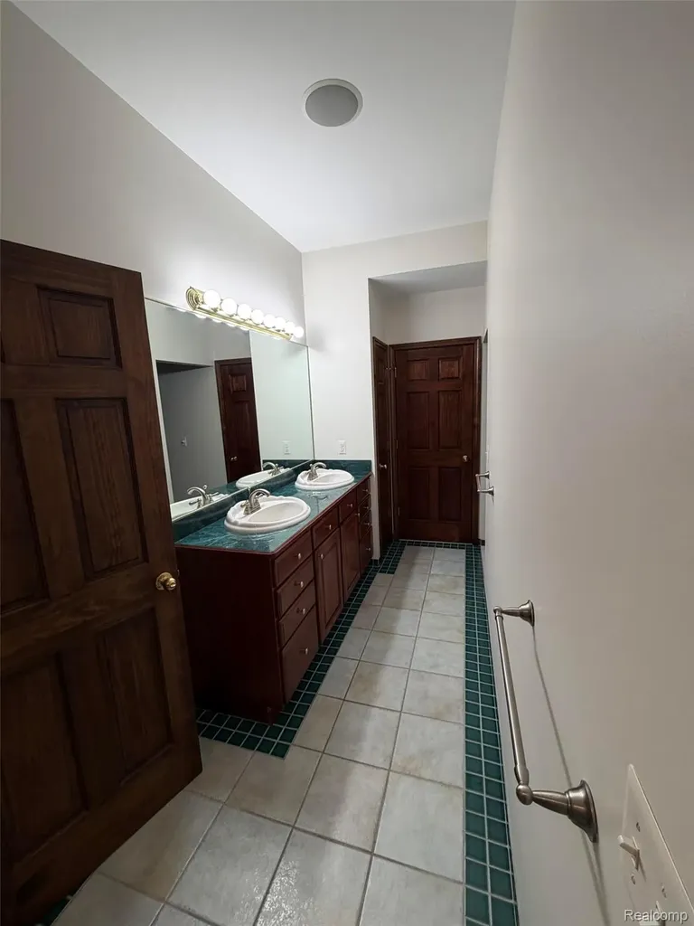 1143 Brewster Road Rochester City MI 48306