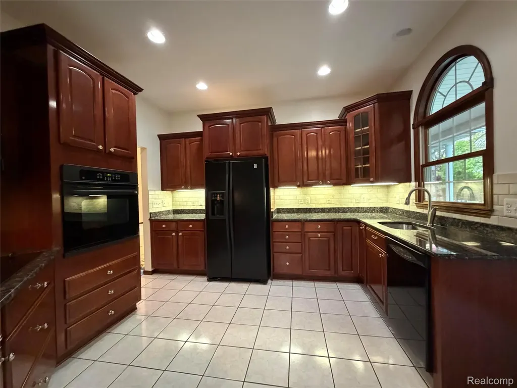 1143 Brewster Road Rochester City MI 48306