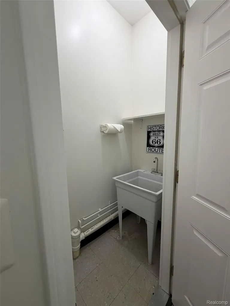 1143 Brewster Road Rochester City MI 48306
