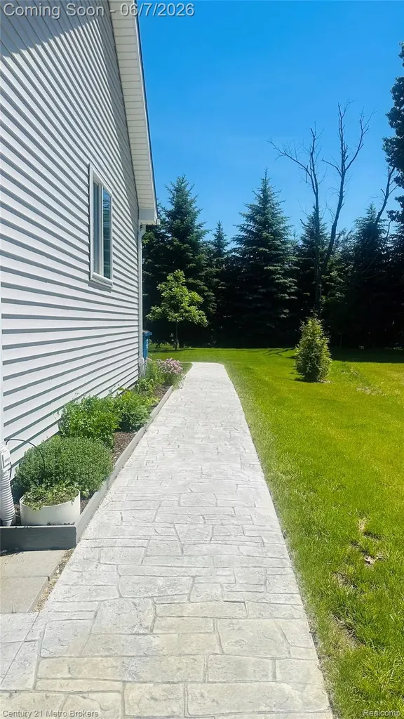 16437 Sleepy Hollow Drive Fenton Charter Township MI 48430