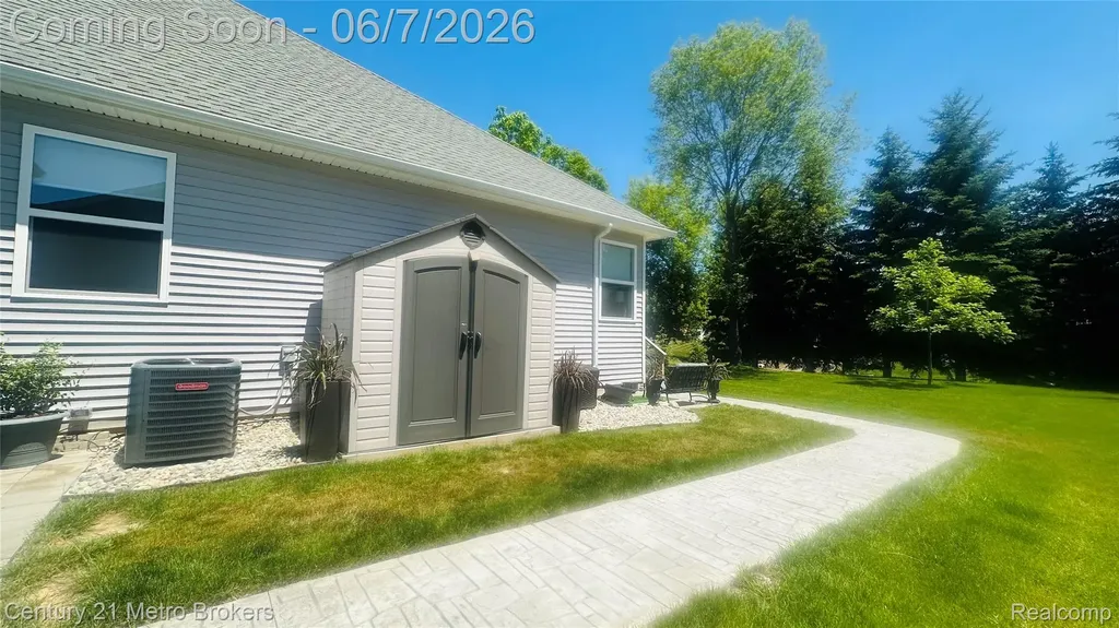 16437 Sleepy Hollow Drive Fenton Charter Township MI 48430