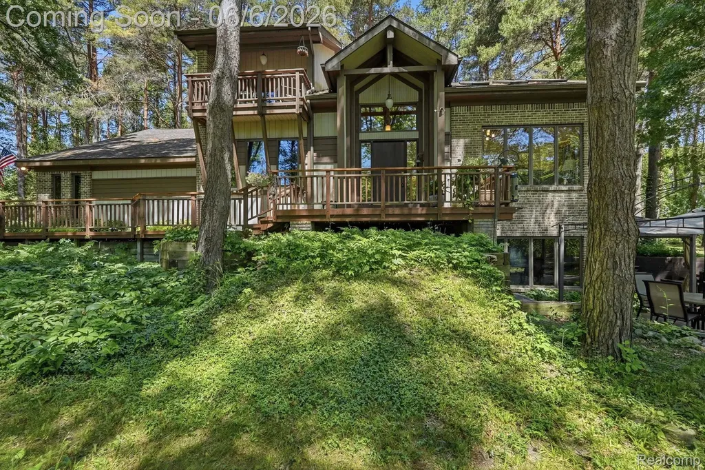 356 Avanti Lane Highland Charter Township MI 48357