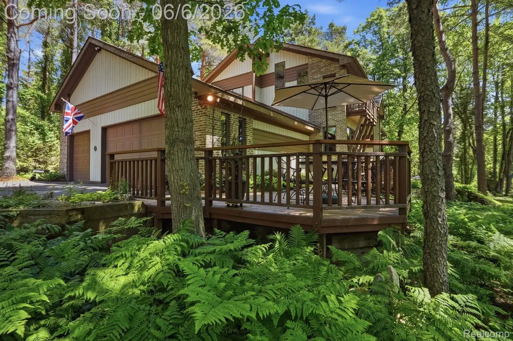 356 Avanti Lane Highland Charter Township MI 48357
