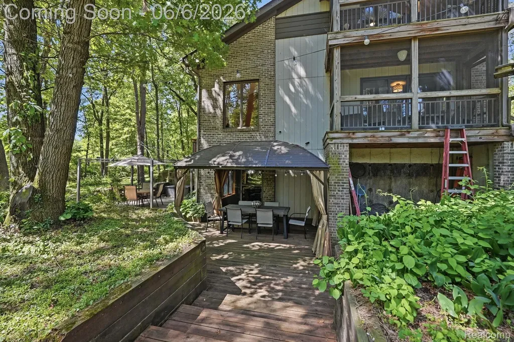 356 Avanti Lane Highland Charter Township MI 48357