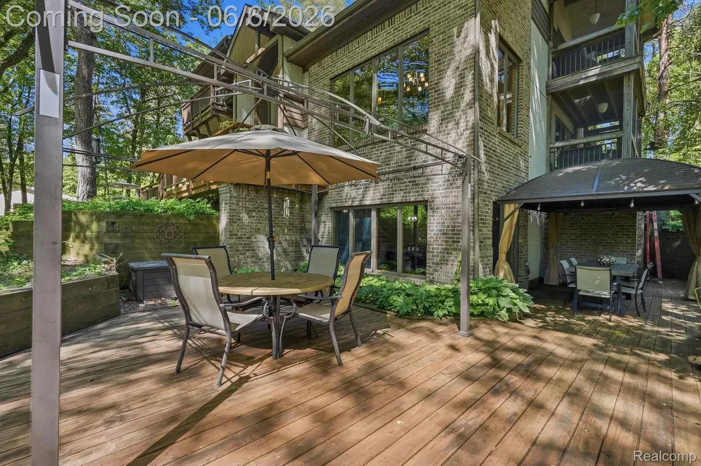 356 Avanti Lane Highland Charter Township MI 48357