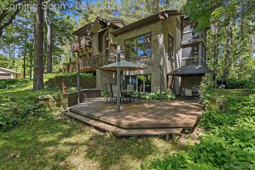 356 Avanti Lane Highland Charter Township MI 48357