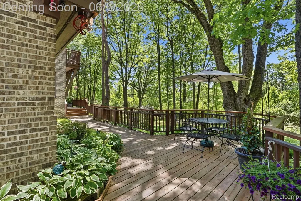 356 Avanti Lane Highland Charter Township MI 48357
