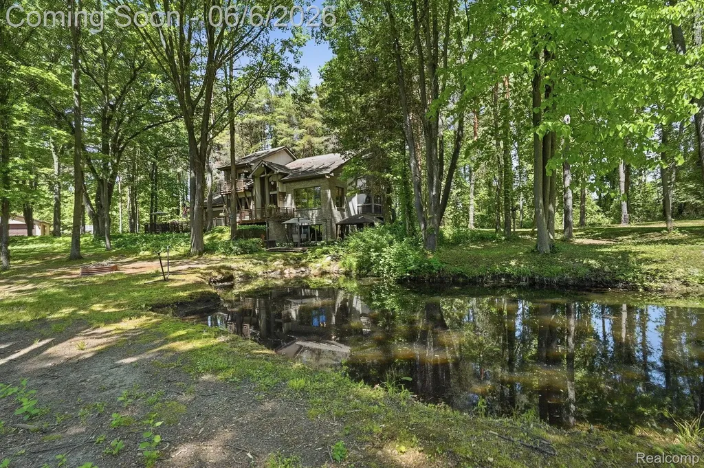 356 Avanti Lane Highland Charter Township MI 48357