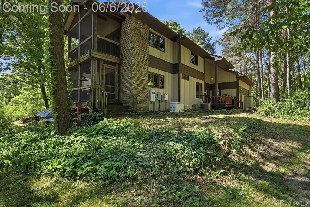 356 Avanti Lane Highland Charter Township MI 48357
