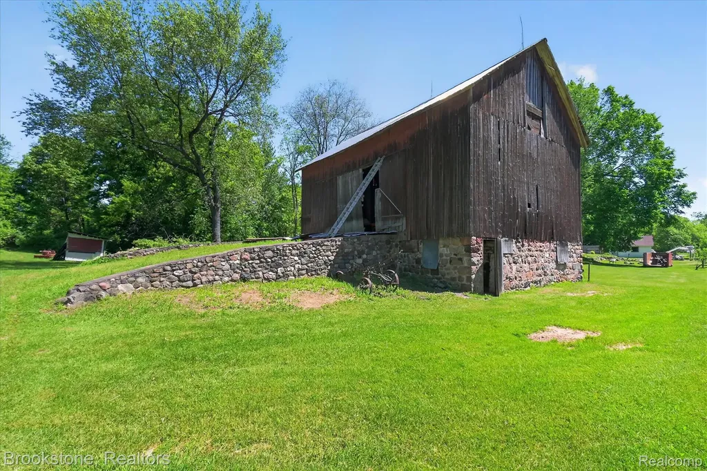 9455 Andersonville Road Springfield Charter Township MI 48346