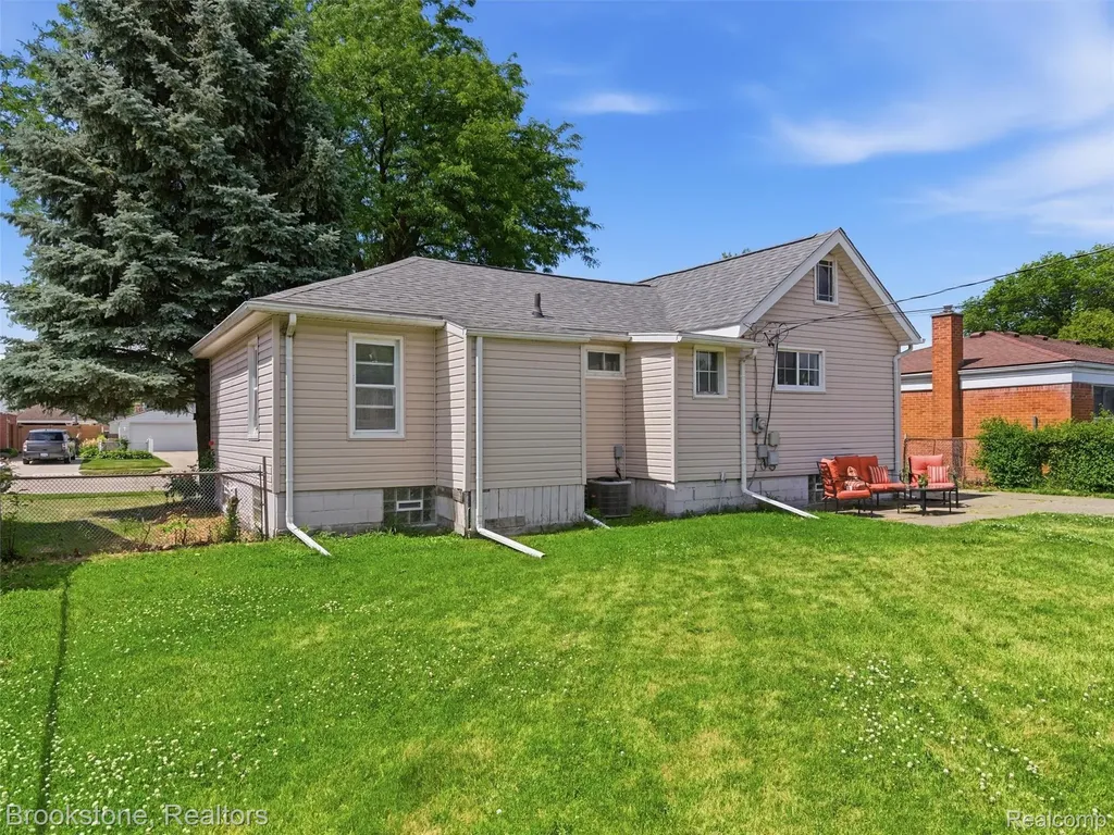 21813 Stephens Street St. Clair Shores City MI 48080