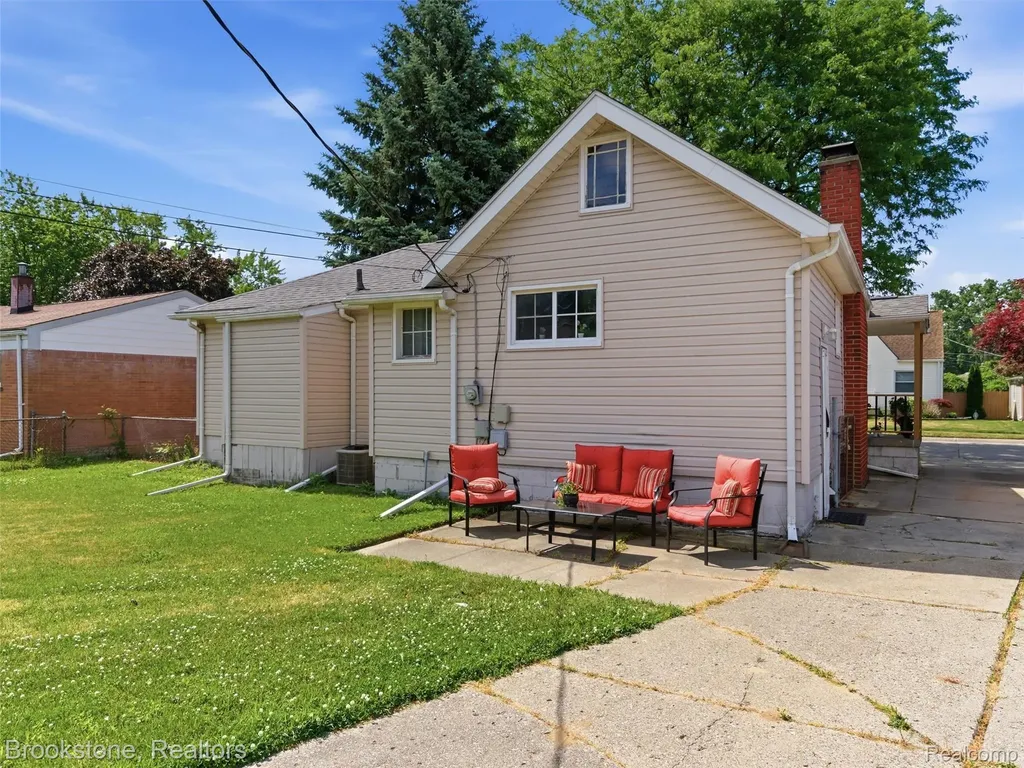 21813 Stephens Street St. Clair Shores City MI 48080