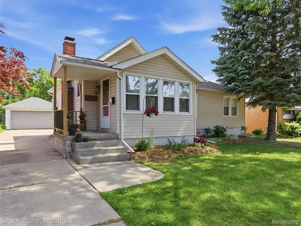 21813 Stephens Street St. Clair Shores City MI 48080