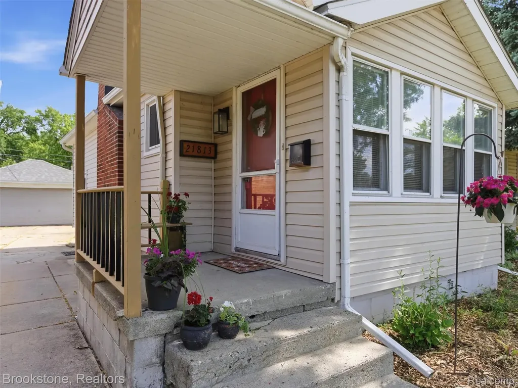 21813 Stephens Street St. Clair Shores City MI 48080