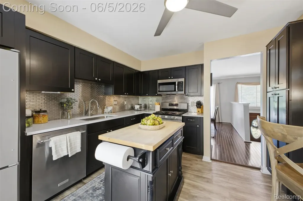 40435 Oak Tree Novi City MI 48375