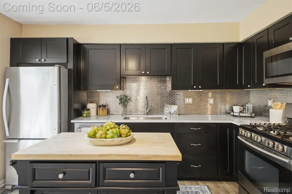 40435 Oak Tree Novi City MI 48375