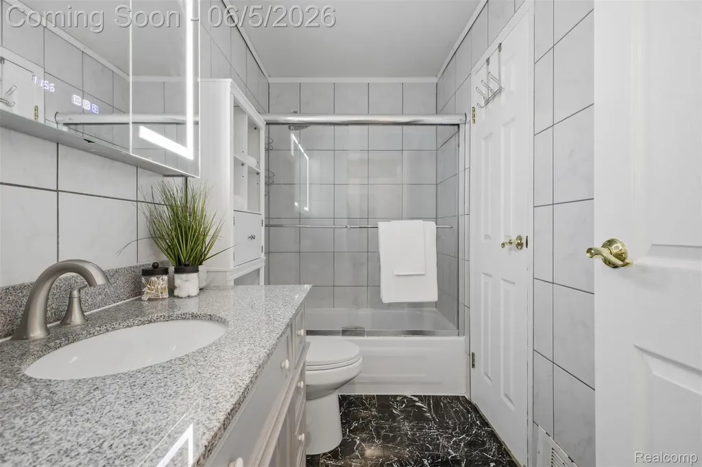40435 Oak Tree Novi City MI 48375