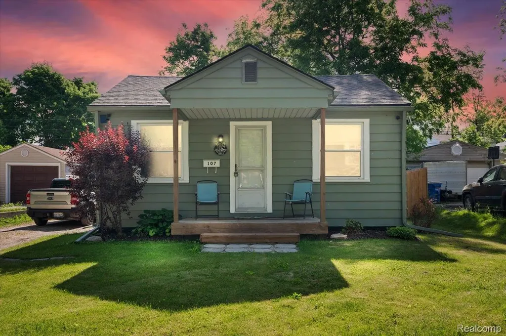 107 S Tilden Avenue Waterford Charter Township MI 48328