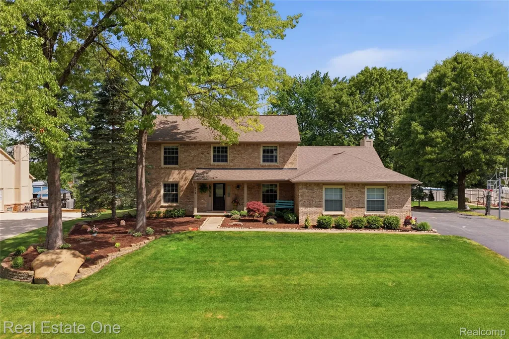 219 Briarwood Drive Highland Charter Township MI 48357