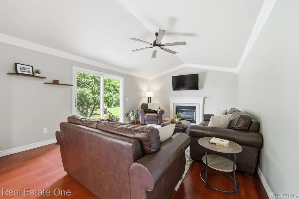 219 Briarwood Drive Highland Charter Township MI 48357