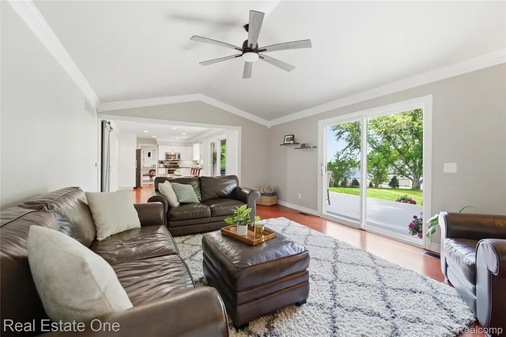 219 Briarwood Drive Highland Charter Township MI 48357