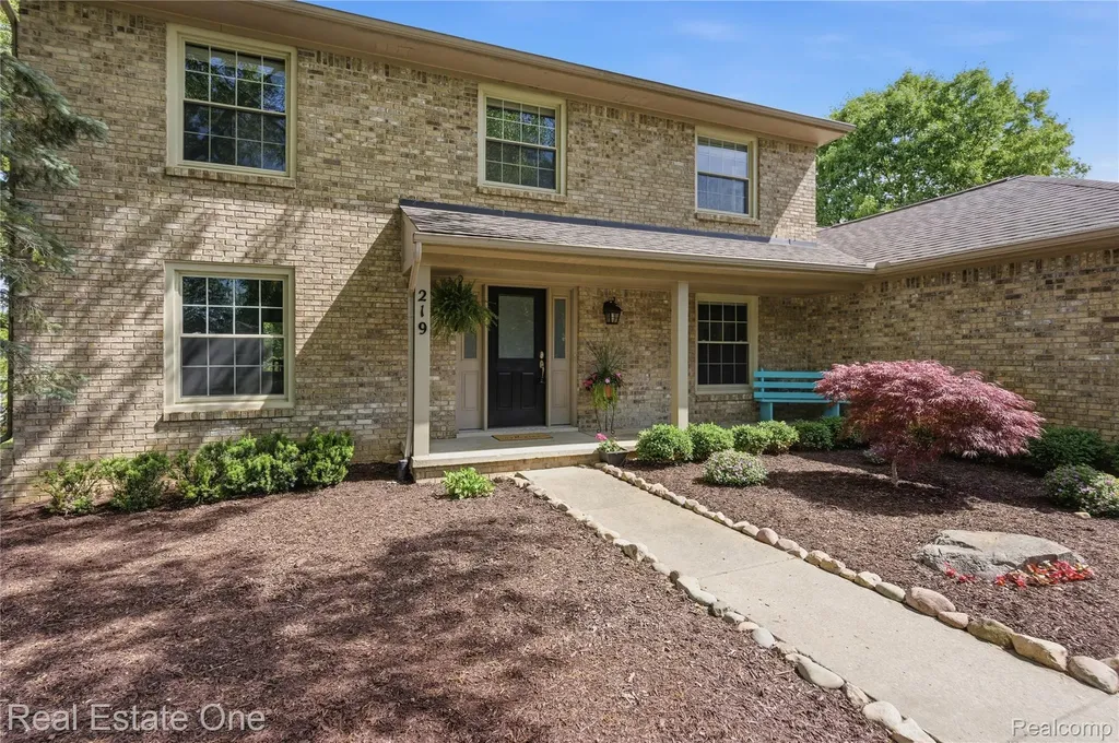 219 Briarwood Drive Highland Charter Township MI 48357