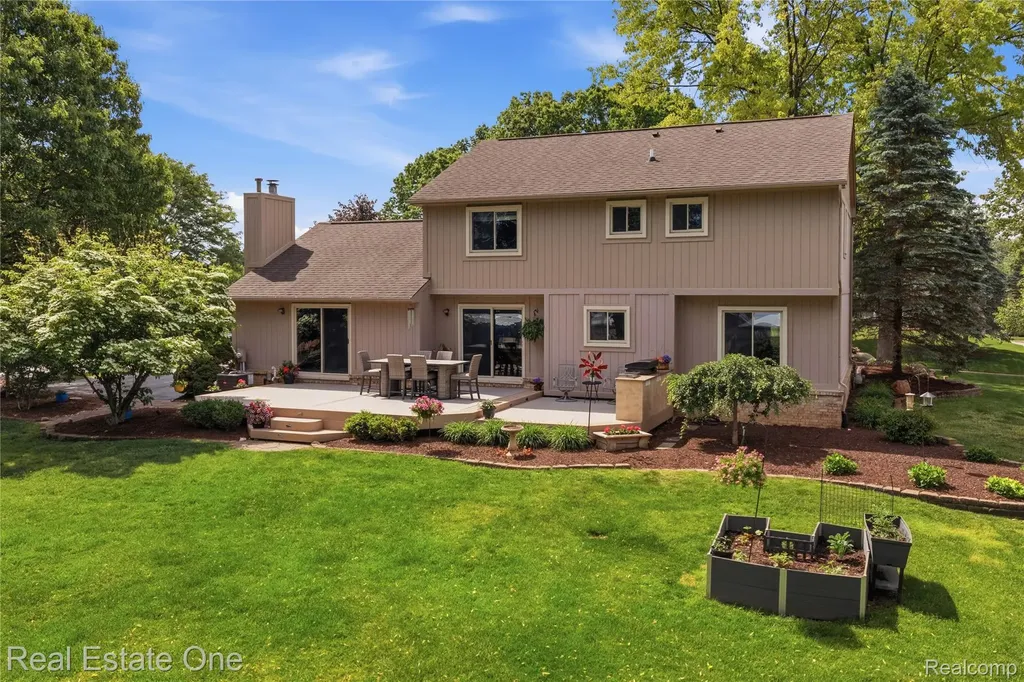 219 Briarwood Drive Highland Charter Township MI 48357