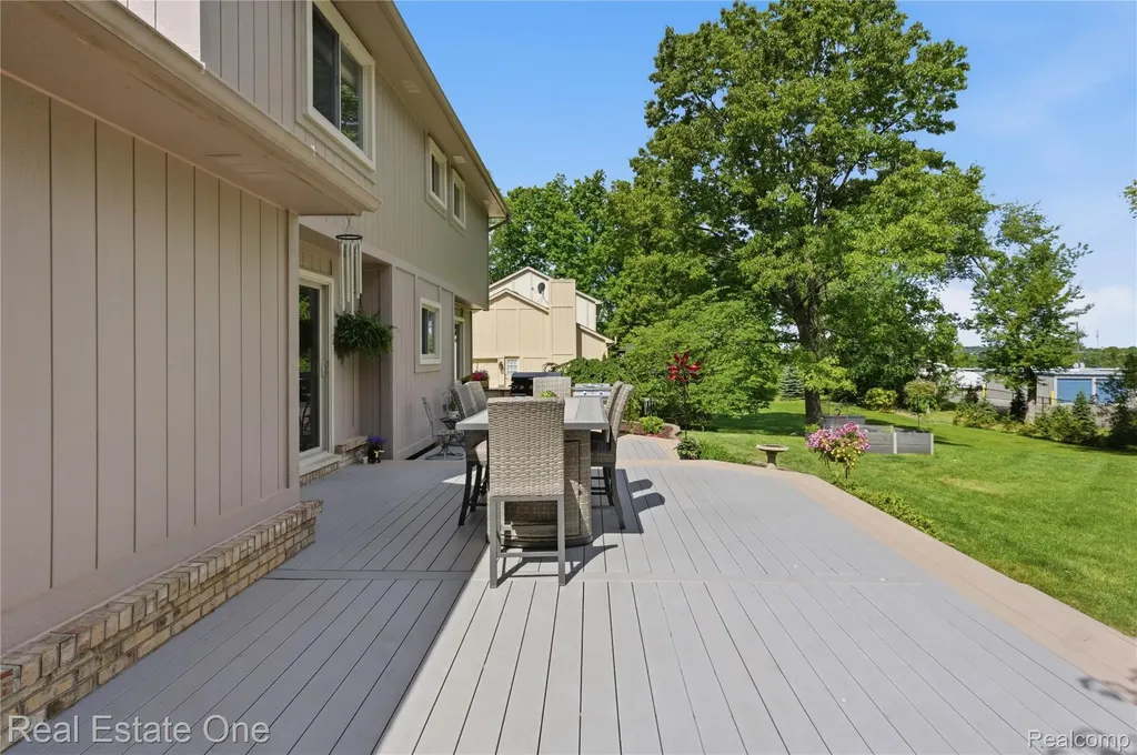 219 Briarwood Drive Highland Charter Township MI 48357