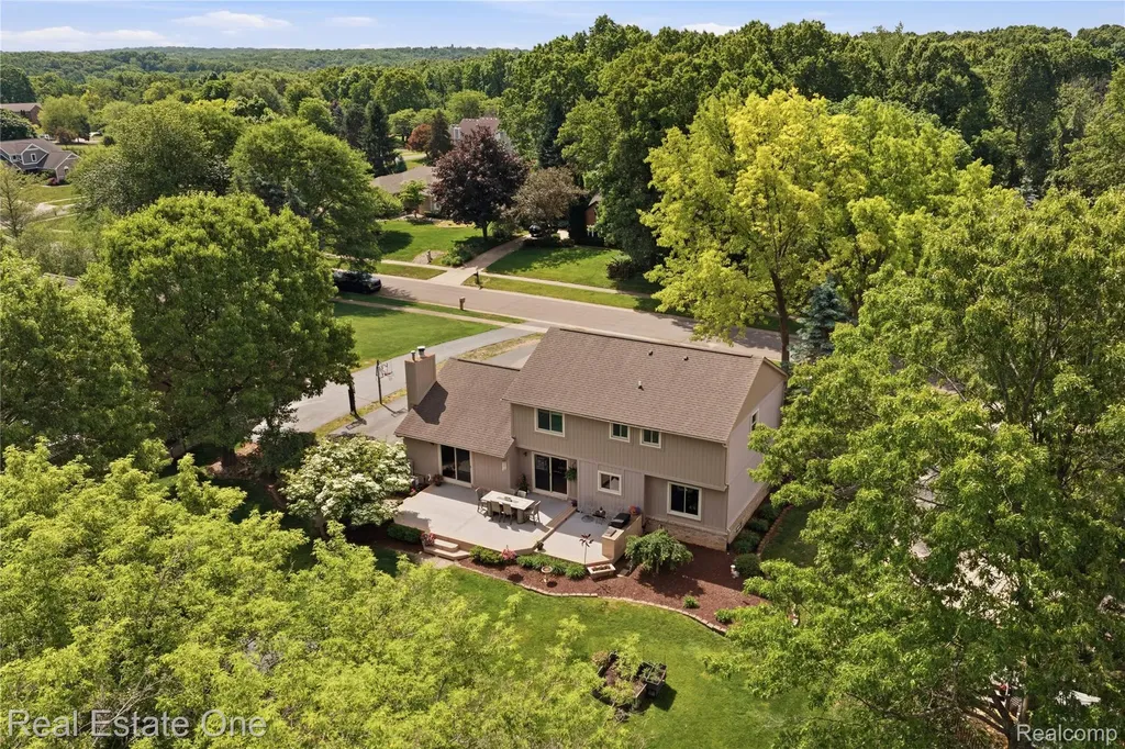 219 Briarwood Drive Highland Charter Township MI 48357