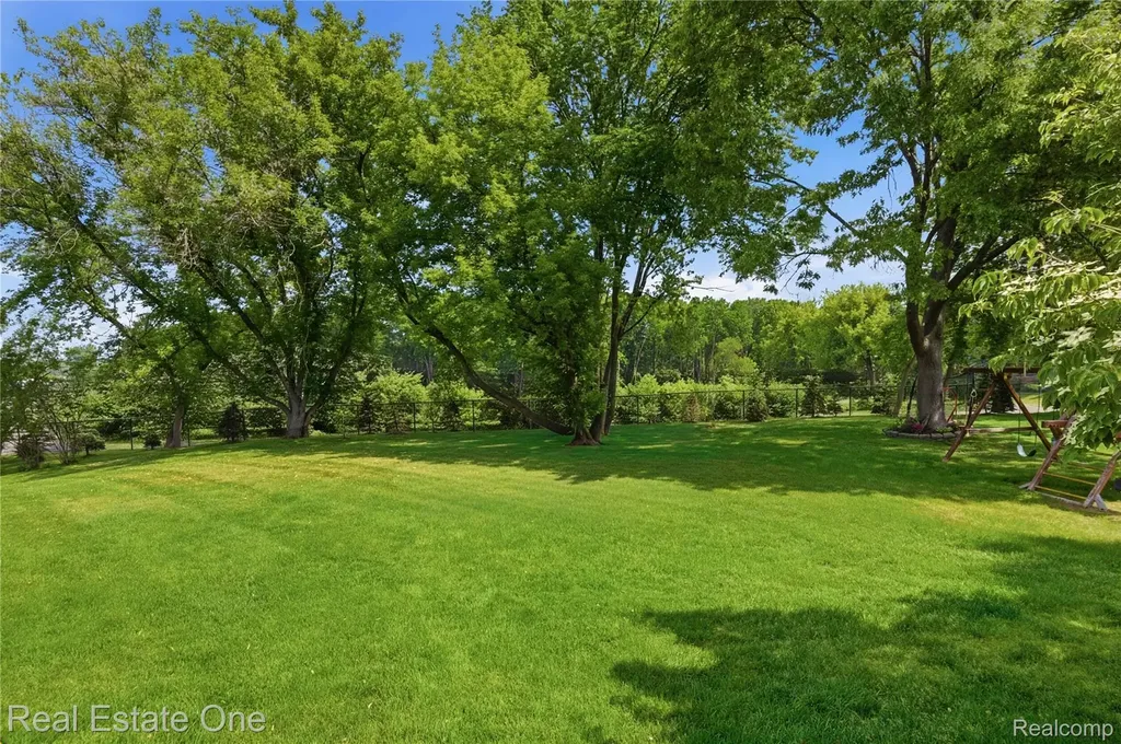 219 Briarwood Drive Highland Charter Township MI 48357