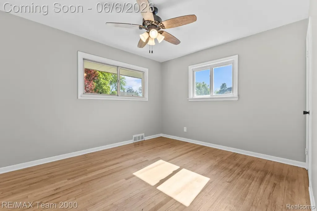 28952 Bridge Street Garden City City MI 48135
