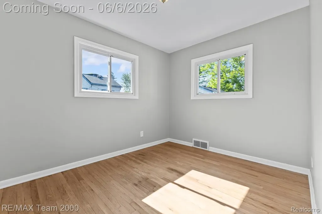 28952 Bridge Street Garden City City MI 48135