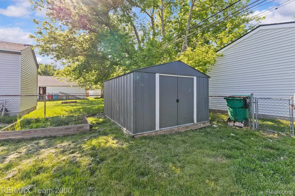 28952 Bridge Street Garden City City MI 48135