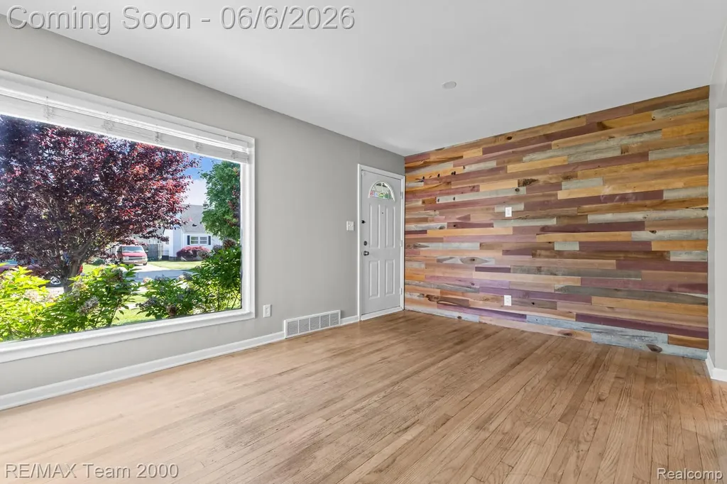 28952 Bridge Street Garden City City MI 48135