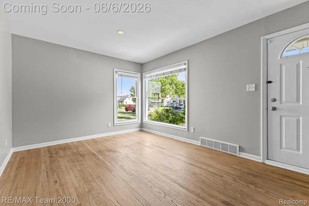 28952 Bridge Street Garden City City MI 48135