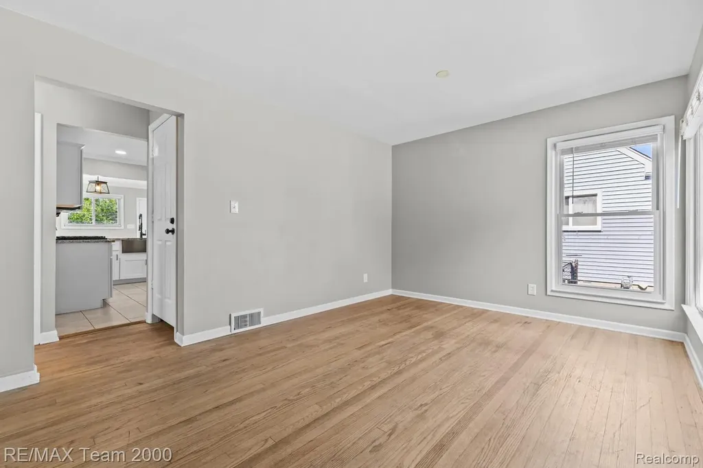 28952 Bridge Street Garden City City MI 48135