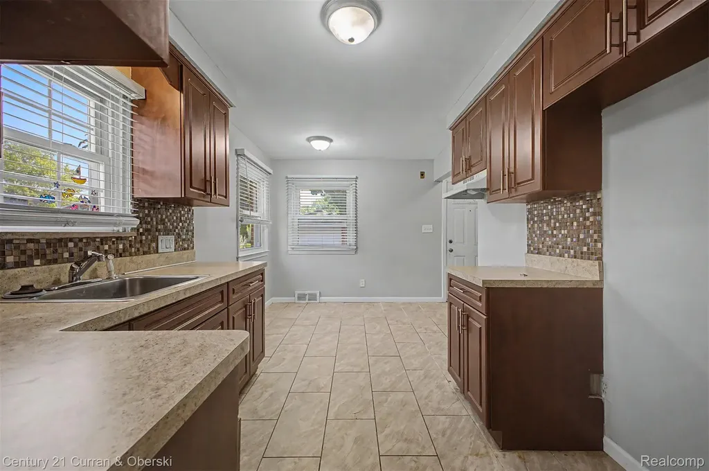 8212 Glengary Street Dearborn Heights City MI 48127