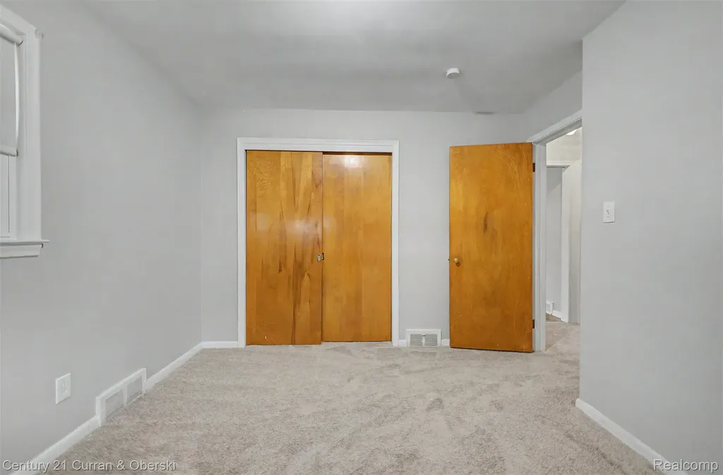 8212 Glengary Street Dearborn Heights City MI 48127