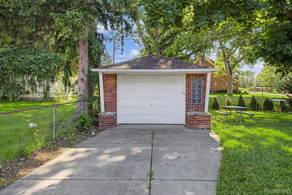 8212 Glengary Street Dearborn Heights City MI 48127