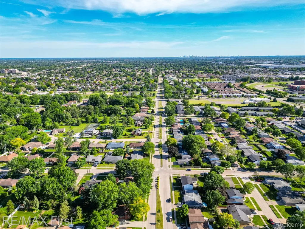 30607 Lorraine Avenue Warren City MI 48093
