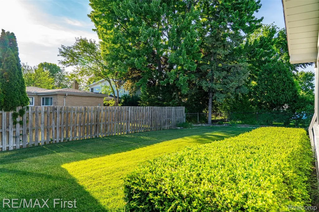 30607 Lorraine Avenue Warren City MI 48093