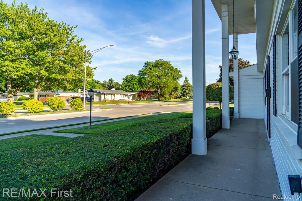 30607 Lorraine Avenue Warren City MI 48093