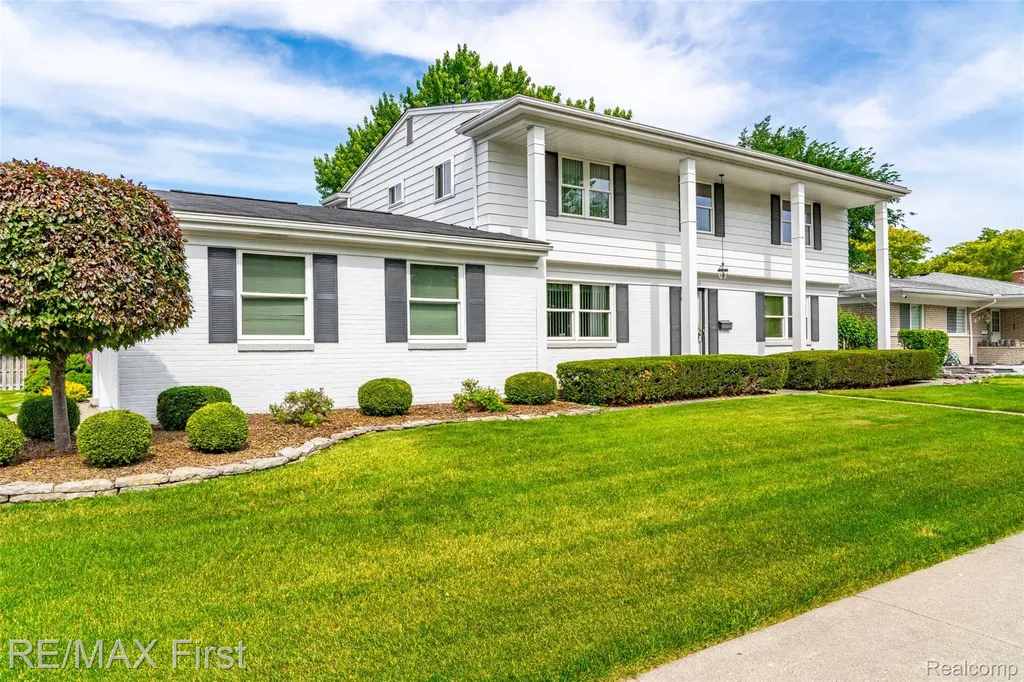 30607 Lorraine Avenue Warren City MI 48093