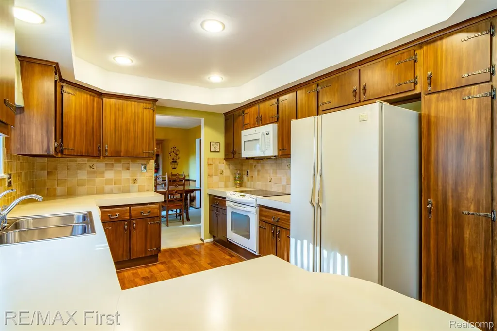 30607 Lorraine Avenue Warren City MI 48093