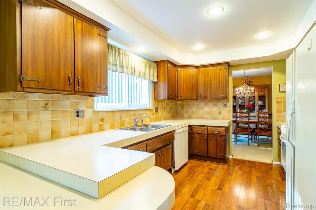 30607 Lorraine Avenue Warren City MI 48093